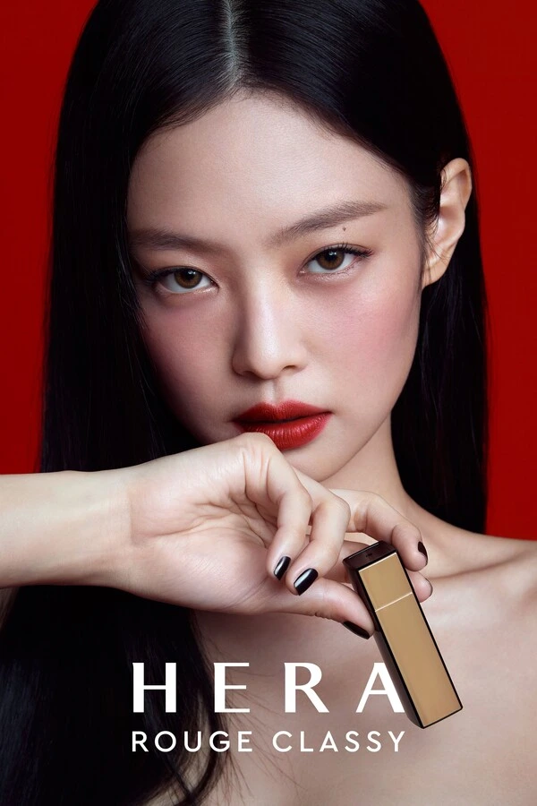 헤라 리브랜딩 이후의 레드·블랙 중심 비주얼